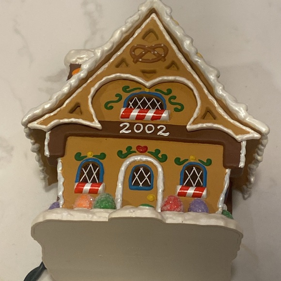 Hallmark Ornament: 2002 light up Gingerbread Cottage - Picture 10 of 13
